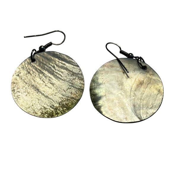 Carved shell pierced earrings drop & dangle disk rounds pearl-gray iridescent - Picture 4 of 5